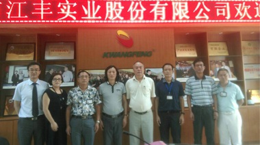 在香港，銷售每三只冰鮮雞就有兩只是江豐出品，但中國(guó)大陸的市場(chǎng)更大，這次找中擂合作就是要打開(kāi)家門口的市場(chǎng)。中擂團(tuán)隊(duì)開(kāi)局便簽約虎艷芬作江豐代言，我們對(duì)接下來(lái)的合作充滿信心。