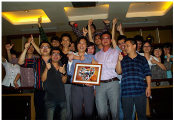 中擂總經理黃文海生日，中擂全體員工齊祝賀